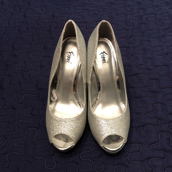 $25 Silver sparkly shoes NWOT💕 - Picture 1 of 2